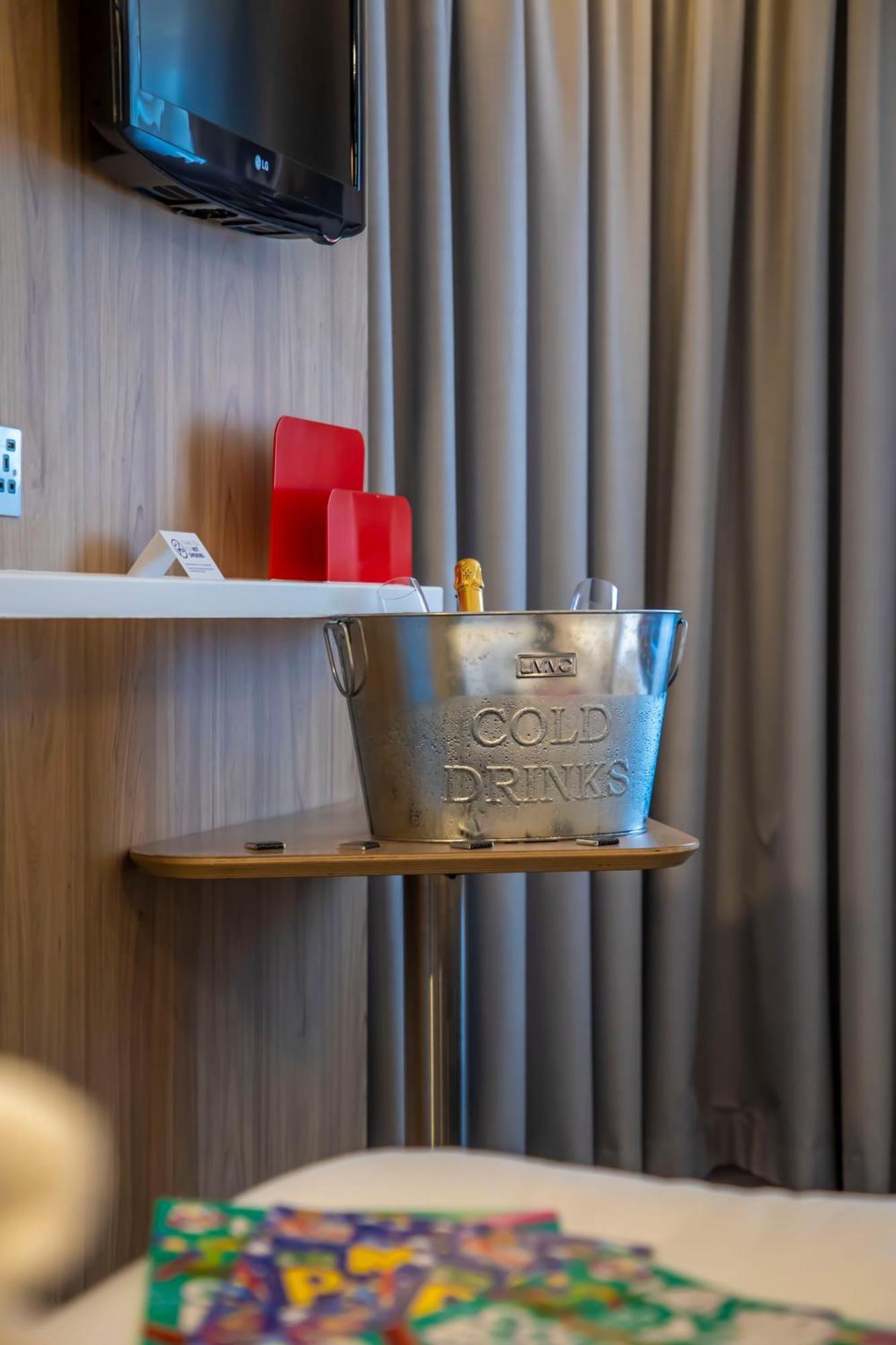 Holiday Inn Express Royal Docks By Ihg London Exterior foto